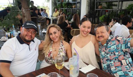  Miguel, Yolanda Rodríguez, Adriana y Víctor Carvajal.