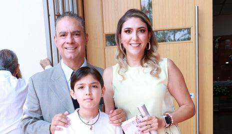  Lalo García y Fernanda Valdes con su hijo Fernando.