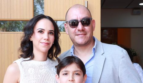  María Costa y Gerardo Lomelí con su ahijado Fernando.