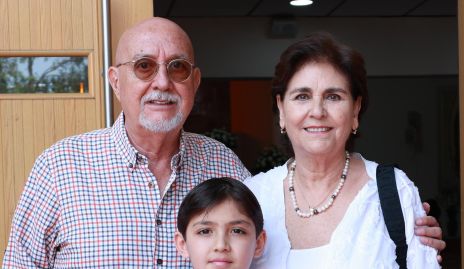  Fernando Valdes y Gabriela Borbolla con su nieto Fernando.
