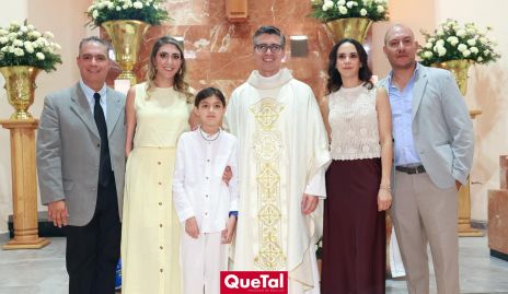  Lalo García, Fernanda Valdes, Fernando, María Costa y Gerardo Lomelí con el sacerdote.