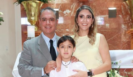  Lalo García y Fernanda Valdes con su hijo Fernando.