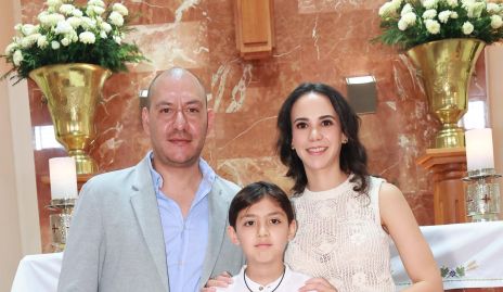  Gerardo Lomelí y María Costa con su ahijado Fernando.