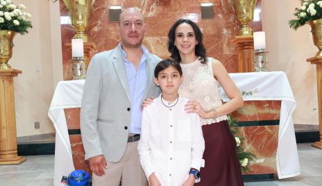 Gerardo Lomelí y María Costa con su ahijado Fernando.