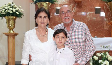  Gabriela Borbolla y Fernando Valdes con su nieto Fernando.