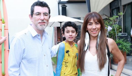  Héctor Avilés y Denisse Porras con su hijo Héctor Eduardo.