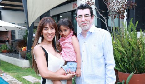 Héctor Avilés y Denisse Porras con su hija.