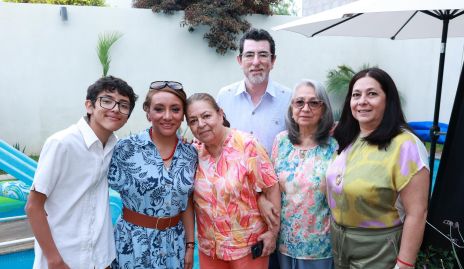  Héctor Avilés, Mateo Avilés, Pupis Pérez, Bertha Fernández, Meli Fernández y Pili Fernandez.