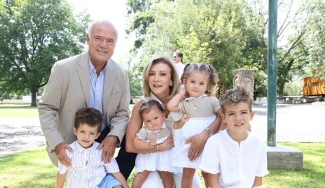Manolo Lorca y Ana Meade con sus nietos.