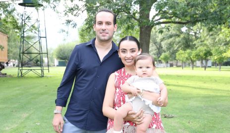  Jürgen Mebius y Maru Payan con su ahijada Marietta Sthal.