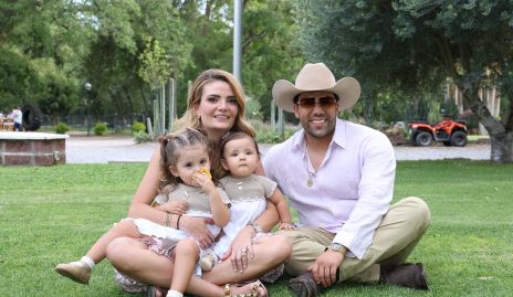  María Lorca con sus hijas Joaquina y Marietta Sthal y Joe Lorca.