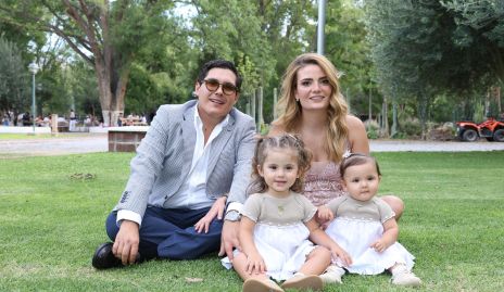  Jorge Sthal y María Lorca con sus hijas Joaquina y Marietta.