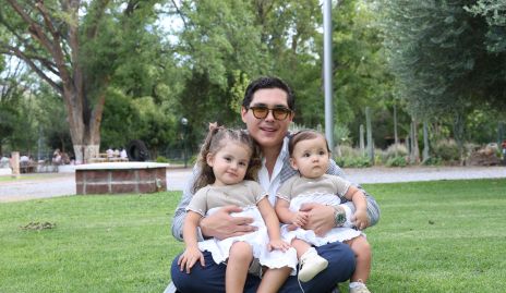  Jorge Sthal con sus hijas Joaquina y Marietta.
