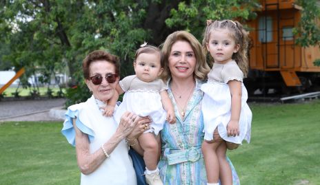  Ana Rodríguez de Palacios, Marietta Sthal, Ana Palacios y Joaquina Sthal.