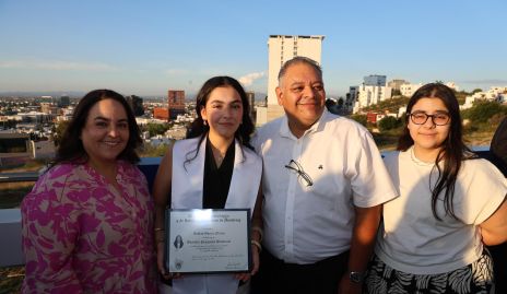  Miriam Flores, Andrea García, Miguel y María García.