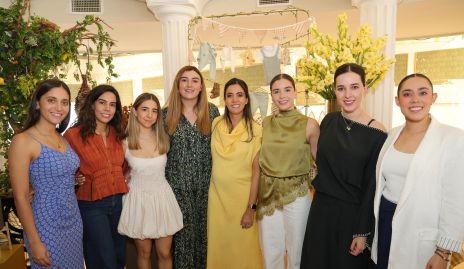  Oly Abud con sus amigas.