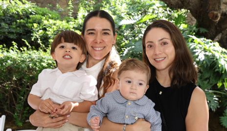  Michelle Cano y Nayelli Maya con sus hijos Álvaro y Pablo.