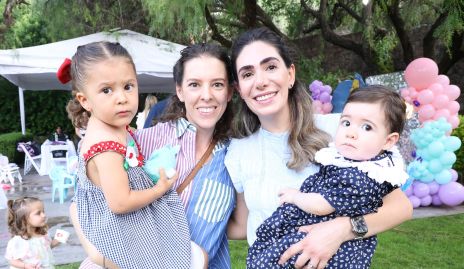  Regina Vargas y Andrea Lorca con sus hijas.