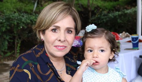  Laura Álvarez con su nieta Emilia.