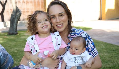  Carolina Silva con sus hijos Paloma y Vicente Romo.
