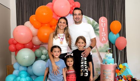  Georgina Ramos y Luis José Guerra con sus hijas Luisa, Regina e Inés.