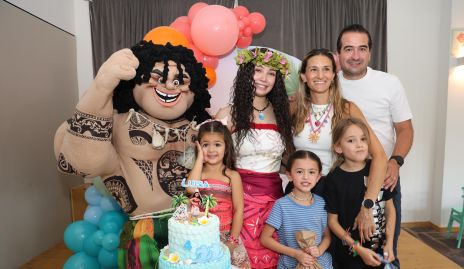  Georgina Ramos y Luis José Guerra con sus hijas Luisa, Regina e Inés.