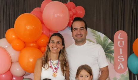  Georgina Ramos y Luis José Guerra con sus hijas Luisa, Regina e Inés.