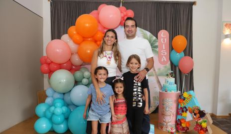  Georgina Ramos y Luis José Guerra con sus hijas Luisa, Regina e Inés.
