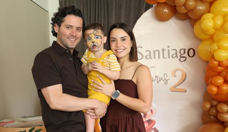  Abraham Salgado y Gabriela Díaz Infante con su hijo Santiago.