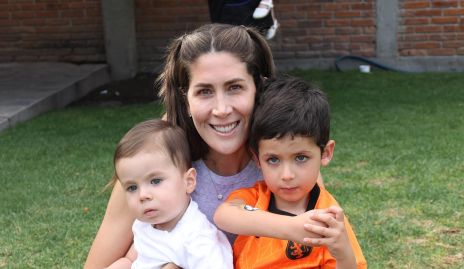  Martha de la Rosa con sus hijos Emiliano y Lorenzo 
