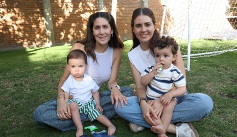  Martha de la Rosa y Pili Castañón con sus hijos Emiliano y Diego.