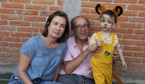  Gabriela Andrés y Enrique Díaz Infante con su nieto Santiago Salgado.