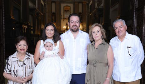  Elena con sus papás y sus abuelos.