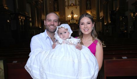  Rodrigo Leos y Alejandra Puente con su ahijada Elena.
