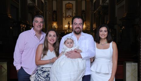  José Antonio Leos, Nardine Chevaile, José Carlos Leos y Mariana García con Elena.