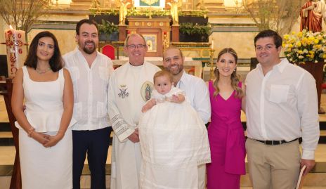 Elena con sus papás, padrinos y el padre Gabriel Del Valle.