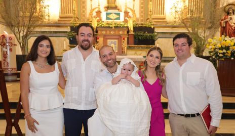  Elena con sus papás y padrinos.