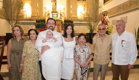  Elena con sus papás, abuelos y bisabuelos.