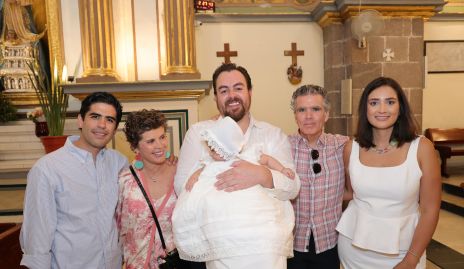 Mauricio Motilla, Verónica Martínez, José Carlos Leos, Luis Motilla y Mariana García con Elena.