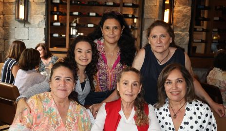  Irene Martínez, Arcadia Sánchez, Cecilia Martínez, Argelina Martínez, Olivia Martínez y Maru Puente. 