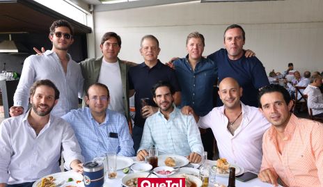  Juan Carlos Feres celebrando su cumpleaños con sus amigos.