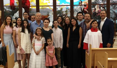  Julia Toranzo en su Primera Comunión con su familia.