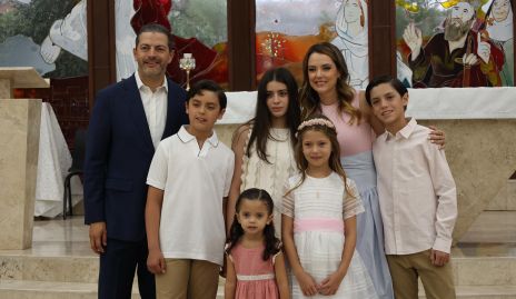  Fernando Toranzo y Adriana Medina con sus hijos .