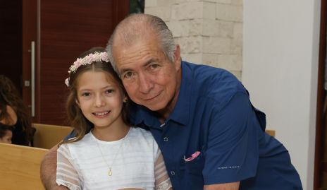  Julia Toranzo con su abuelo Daniel Medina.