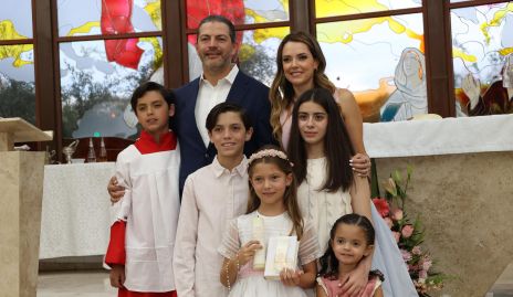  Fernando Toranzo y Adriana Medina con sus hijos.