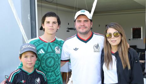  Diego Vidal, Hugo Vidal jr, Hugo Vidal y Marifer Leal.