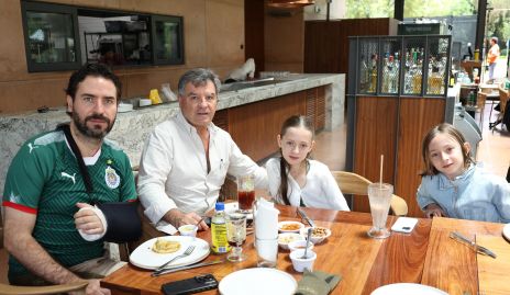  Wicho Ortuño, Wicho Ortuño, Bárbara y Catalina Ortuño.
