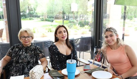  Delia Oea, Denisse Navarro y Denisse.