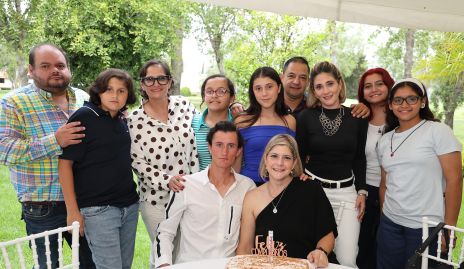  Karla Verástegui con su familia.