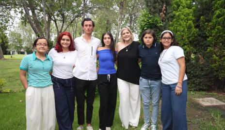  Karla Verástegui con sus hijos y sobrinos.